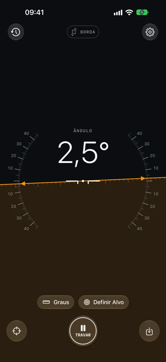 Inclinometer Pro no iPhone — modo Borda: a linha do horizonte e a escala de inclinação marcam um ângulo de 2,5°