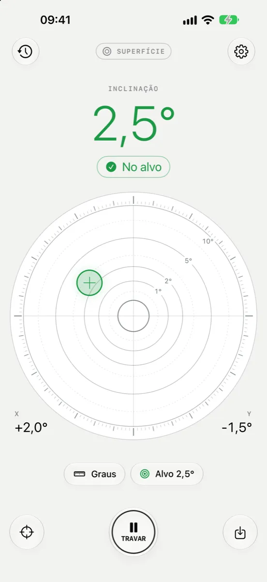 Inclinometer Pro no iPhone com aparência clara — modo Superfície com um alvo de 2,5°