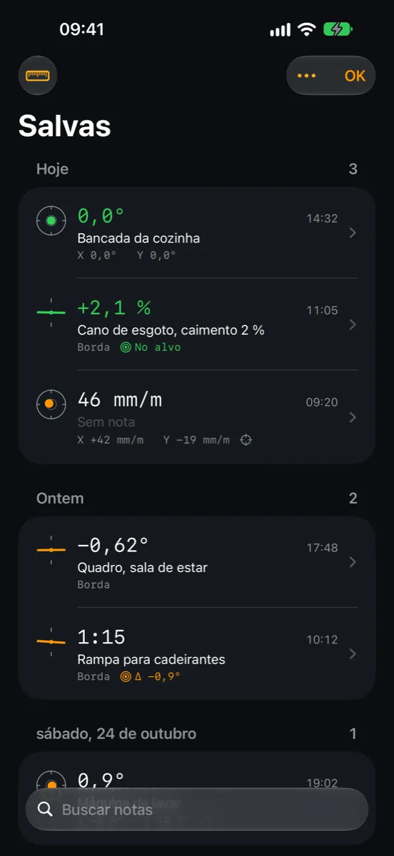Inclinometer Pro no iPhone — leituras salvas com notas como Bancada da cozinha, Cano de esgoto, caimento 2 % e Rampa para cadeirantes
