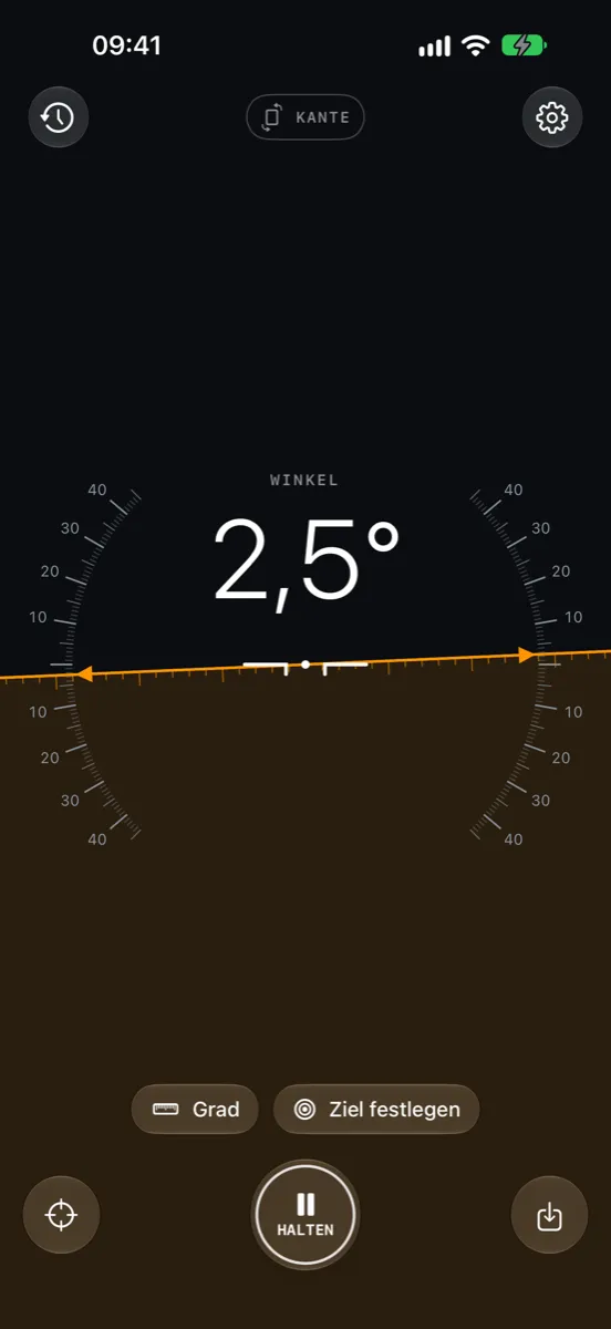 Inclinometer Pro auf dem iPhone — Modus Kante: Horizontlinie und Neigungsskala zeigen einen Winkel von 2,5°