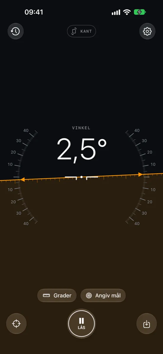 Inclinometer Pro på iPhone — Kant: horisontlinjen og gradskalaen viser en vinkel på 2,5°