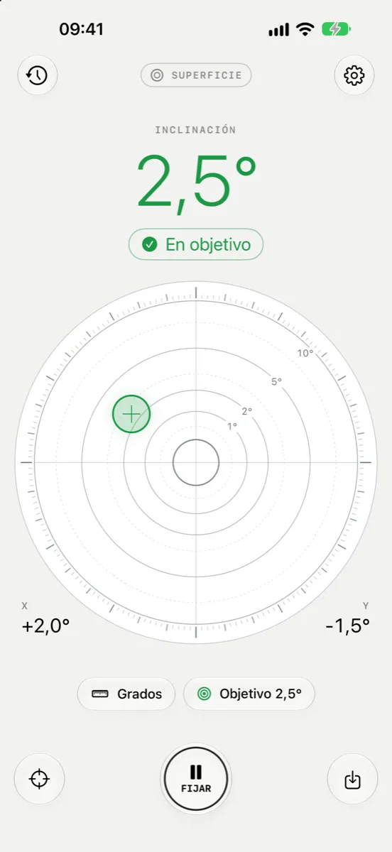 Inclinometer Pro en iPhone con aspecto claro — modo Superficie con un objetivo de 2,5°