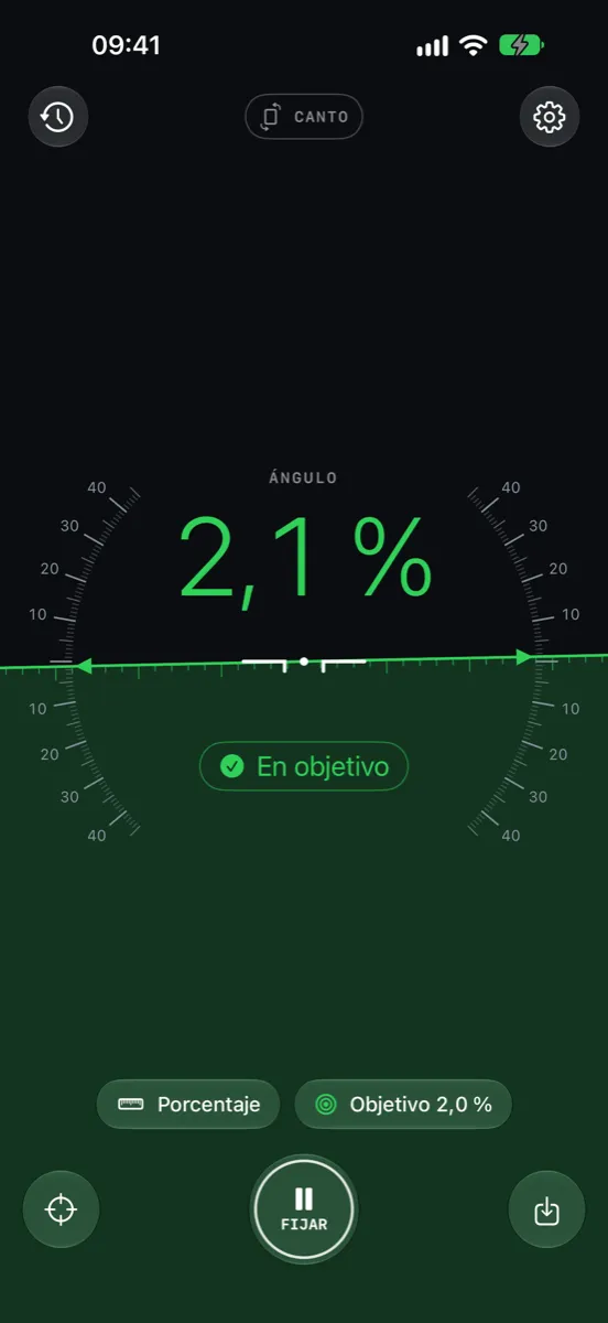 Inclinometer Pro en iPhone — en objetivo: la pantalla se pone verde a 2,1 % con una pendiente objetivo de 2,0 %