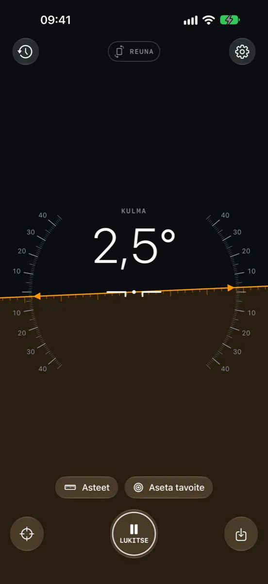 Inclinometer Pro iPhonessa — Reuna: horisonttiviiva ja kallistusasteikko näyttävät 2,5° kulman