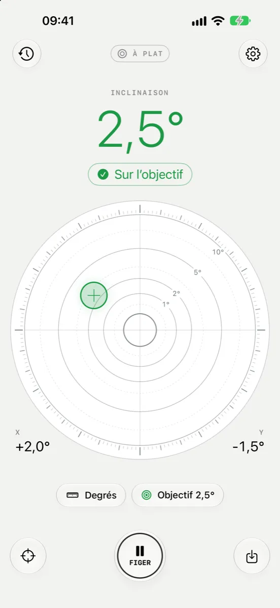 Inclinometer Pro sur iPhone en apparence claire — mode À plat avec un objectif de 2,5°