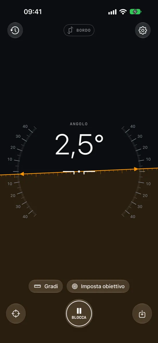 Inclinometer Pro su iPhone — modalità Bordo: la linea dell’orizzonte e la scala di inclinazione indicano un angolo di 2,5°