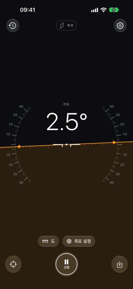 iPhone의 Inclinometer Pro — 측면 모드: 수평선과 경사 눈금이 각도 2.5°를 표시