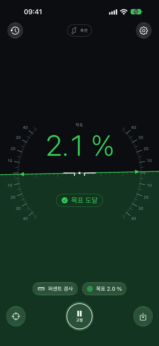 iPhone의 Inclinometer Pro — 목표 도달: 목표 경사 2.0 %에서 2.1 %가 되자 화면이 초록색으로 바뀜