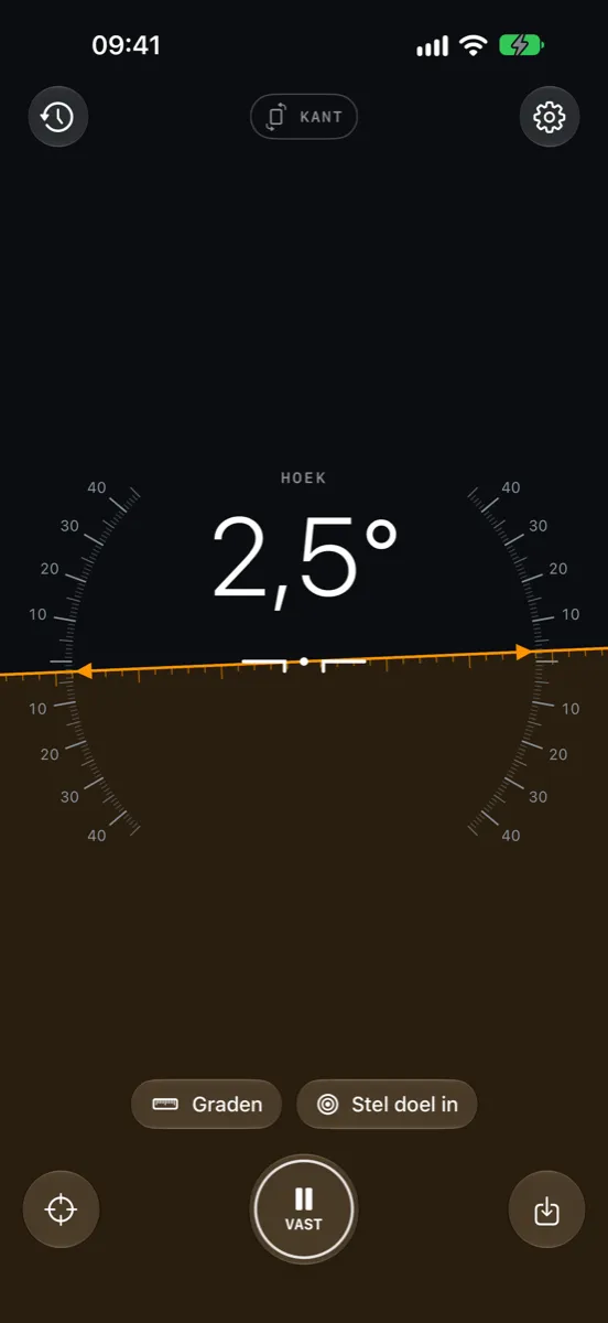 Inclinometer Pro op iPhone — Kant: de horizonlijn en hellingsschaal tonen een hoek van 2,5°