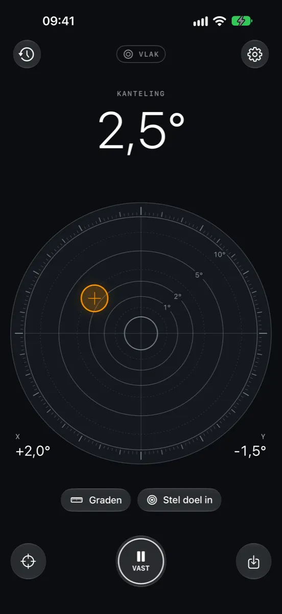Inclinometer Pro op iPhone — Vlak: een ronde waterpas die 2,5° kanteling toont, met X +2,0° en Y −1,5°