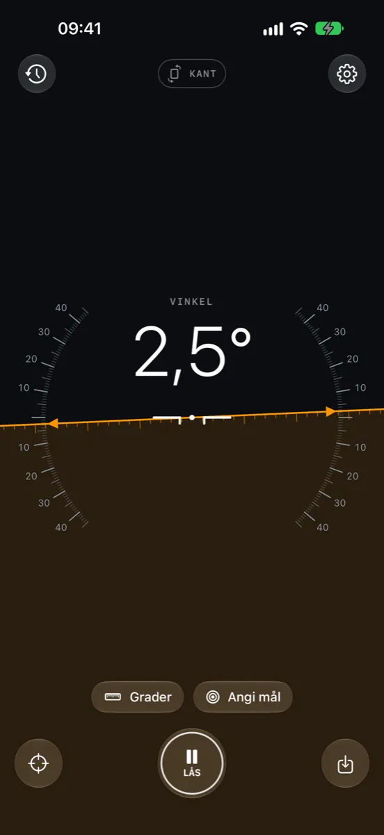 Inclinometer Pro på iPhone — Kant: horisontlinjen og gradskalaen viser en vinkel på 2,5°