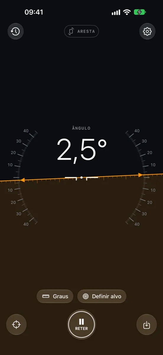 Inclinometer Pro no iPhone — modo Aresta: a linha do horizonte e a escala de inclinação mostram um ângulo de 2,5°