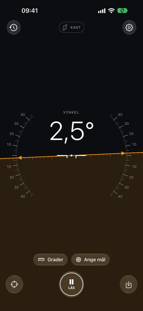 Inclinometer Pro på iPhone — Kant: horisontlinjen och gradskalan visar en vinkel på 2,5°