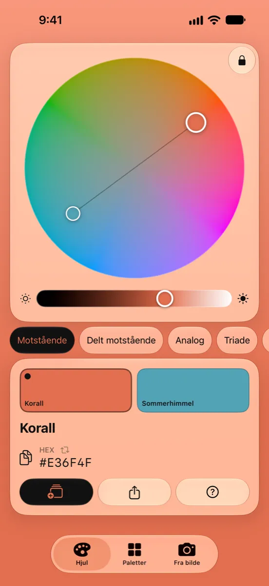 Nyanse på iPhone — fargehjulet med en motstående harmoni av Korall og Sommerhimmel, lysstyrkeglidebryter og HEX-koden #E36F4F