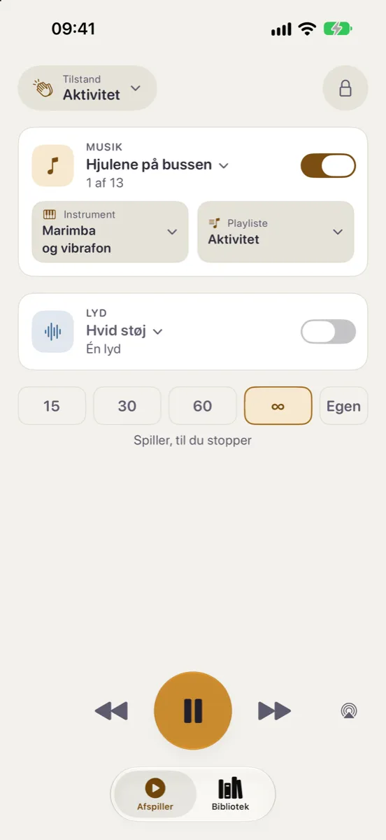 Nynne på iPhone — dagtemaet i tilstanden Aktivitet: Hjulene på bussen på marimba og vibrafon, playlisten Aktivitet og en timer, der spiller, til du stopper
