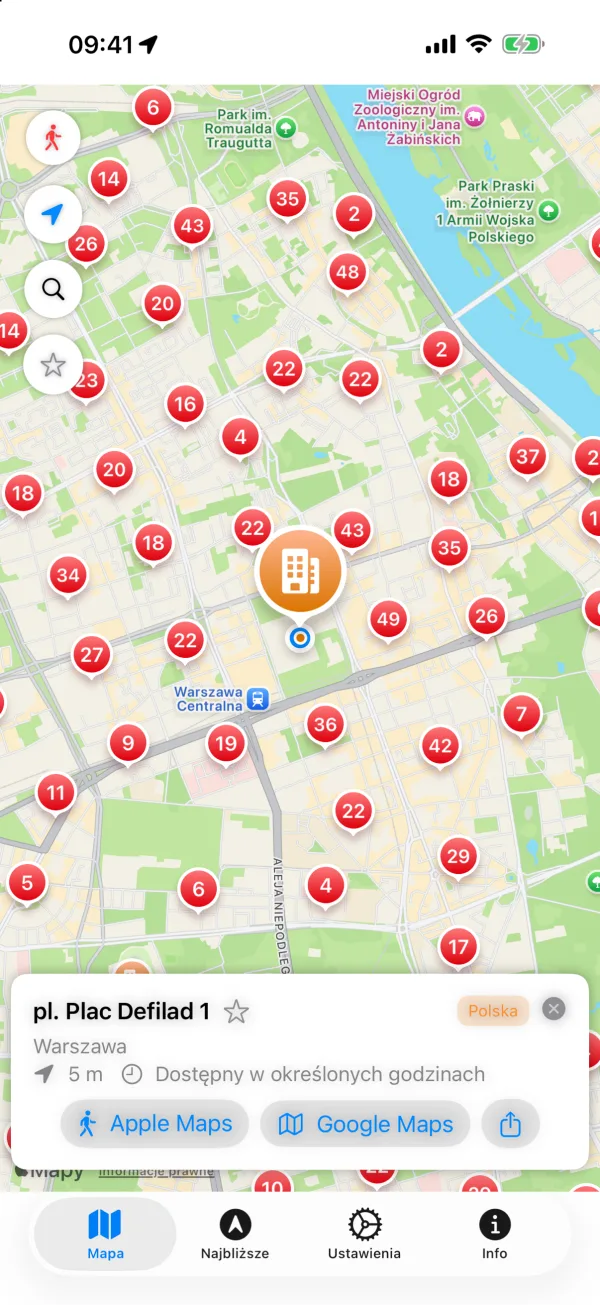 Mapa centrum Warszawy z punktami schronienia. Karta schronu przy pl. Plac Defilad 1 pokazuje odległość 5 m, dostępność w określonych godzinach oraz przyciski Apple Maps i Google Maps