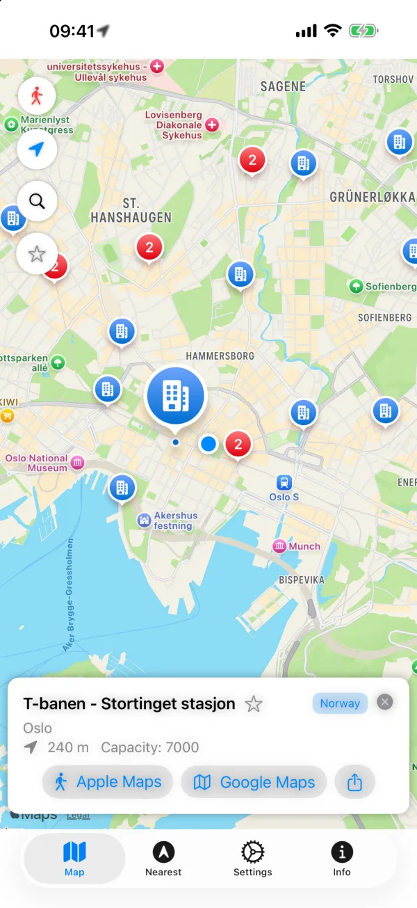 Map of central Oslo with shelters. The card for T-banen - Stortinget stasjon shows 240 m away, capacity 7000, and buttons for Apple Maps and Google Maps